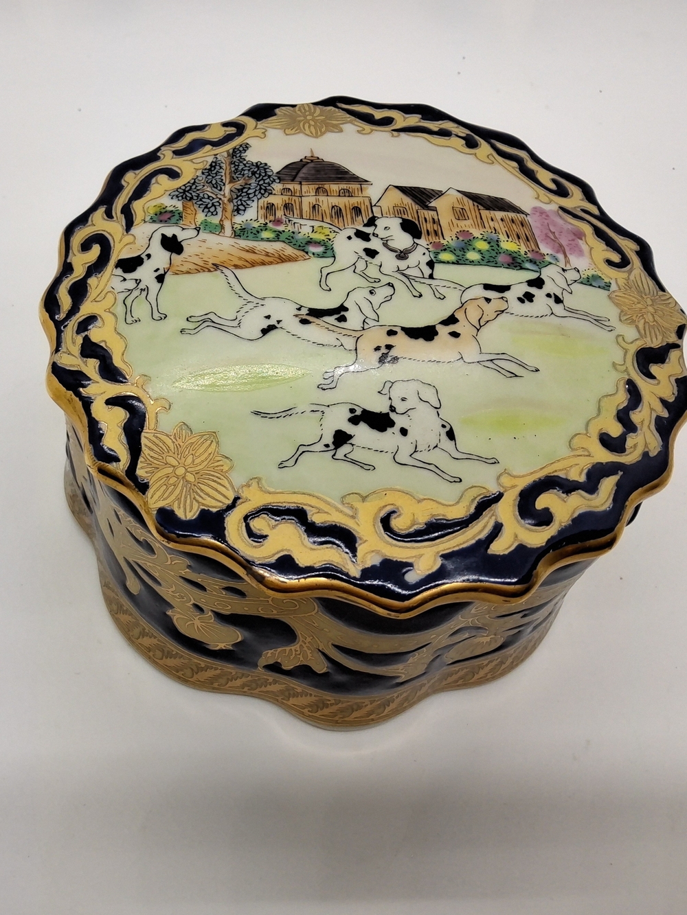 Coalport Porcelain Scalloped Lidded Trinket Box Gold Hunt Hounds Scene. Vintage